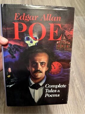 Edgar Allan Poe Complete Tales & Poems - Dark Illustrated Cover